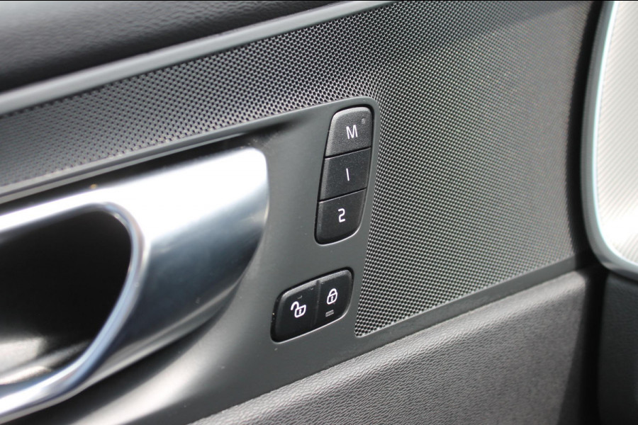 Volvo XC60 T6 350PK Plug-in hybrid AWD Plus Dark Long Range / Semi elektrisch wegklapbare trekhaak / Lederen bekleding / Panoramisch schuif-kanteldak