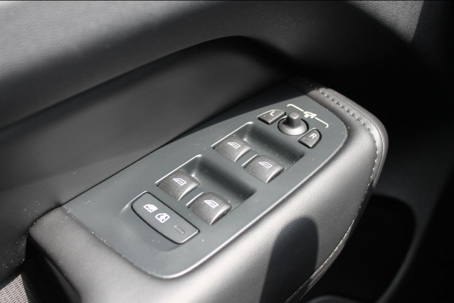 Volvo XC60 T6 350PK Plug-in hybrid AWD Plus Dark Long Range / Semi elektrisch wegklapbare trekhaak / Lederen bekleding / Panoramisch schuif-kanteldak
