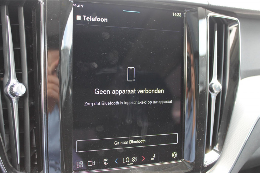 Volvo XC60 T6 350PK Plug-in hybrid AWD Plus Dark Long Range / Semi elektrisch wegklapbare trekhaak / Lederen bekleding / Panoramisch schuif-kanteldak