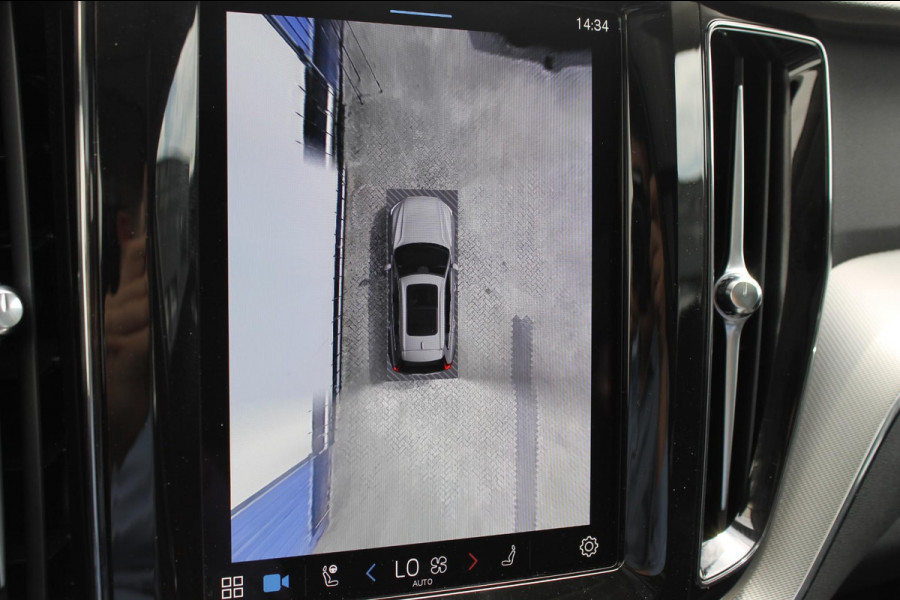 Volvo XC60 T6 350PK Plug-in hybrid AWD Plus Dark Long Range / Semi elektrisch wegklapbare trekhaak / Lederen bekleding / Panoramisch schuif-kanteldak