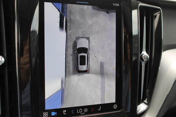 Volvo XC60 T6 350PK Plug-in hybrid AWD Plus Dark Long Range / Semi elektrisch wegklapbare trekhaak / Lederen bekleding / Panoramisch schuif-kanteldak