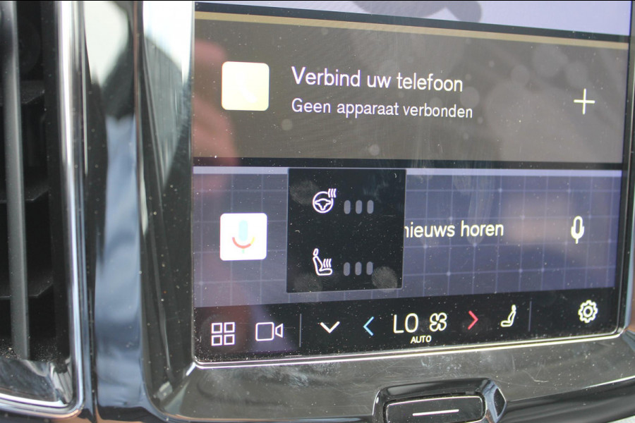 Volvo XC60 T6 350PK Plug-in hybrid AWD Plus Dark Long Range / Semi elektrisch wegklapbare trekhaak / Lederen bekleding / Panoramisch schuif-kanteldak