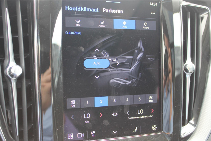 Volvo XC60 T6 350PK Plug-in hybrid AWD Plus Dark Long Range / Semi elektrisch wegklapbare trekhaak / Lederen bekleding / Panoramisch schuif-kanteldak