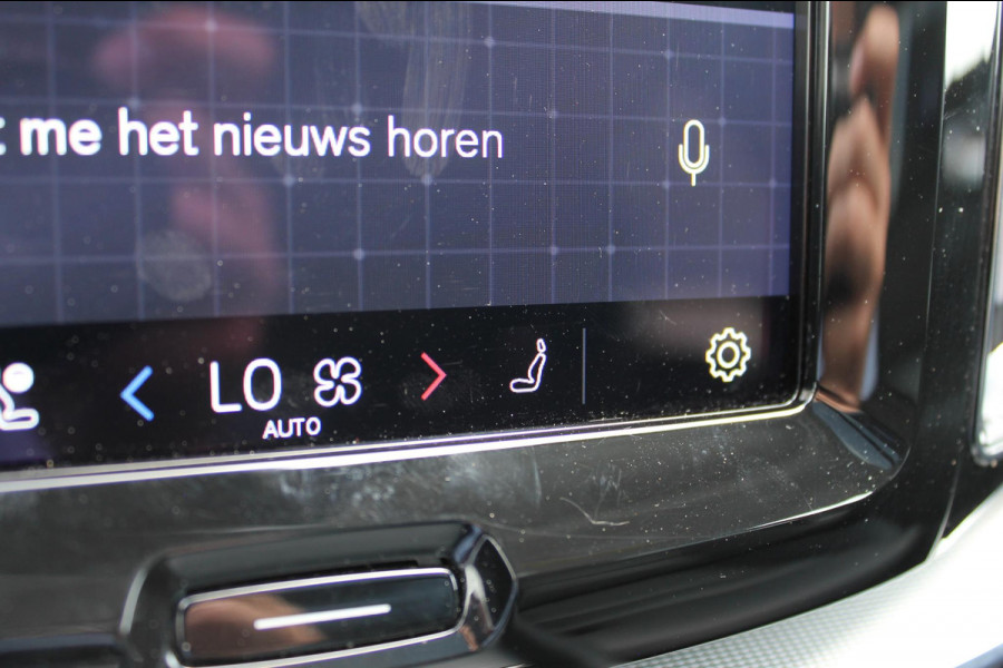 Volvo XC60 T6 350PK Plug-in hybrid AWD Plus Dark Long Range / Semi elektrisch wegklapbare trekhaak / Lederen bekleding / Panoramisch schuif-kanteldak
