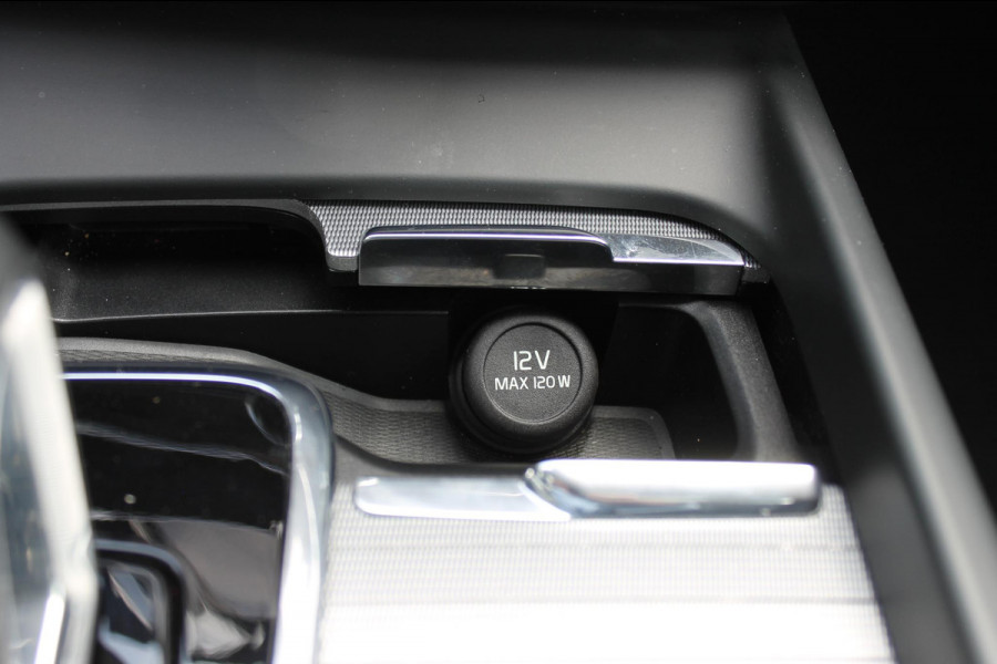Volvo XC60 T6 350PK Plug-in hybrid AWD Plus Dark Long Range / Semi elektrisch wegklapbare trekhaak / Lederen bekleding / Panoramisch schuif-kanteldak