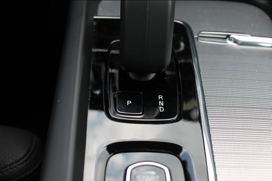 Volvo XC60 T6 350PK Plug-in hybrid AWD Plus Dark Long Range / Semi elektrisch wegklapbare trekhaak / Lederen bekleding / Panoramisch schuif-kanteldak