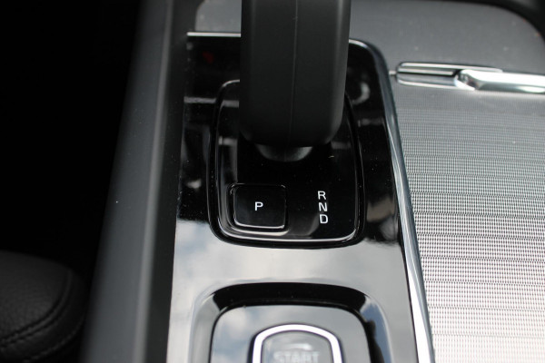 Volvo XC60 T6 350PK Plug-in hybrid AWD Plus Dark Long Range / Semi elektrisch wegklapbare trekhaak / Lederen bekleding / Panoramisch schuif-kanteldak