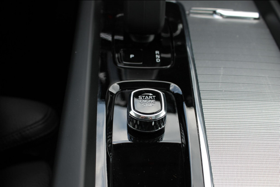 Volvo XC60 T6 350PK Plug-in hybrid AWD Plus Dark Long Range / Semi elektrisch wegklapbare trekhaak / Lederen bekleding / Panoramisch schuif-kanteldak