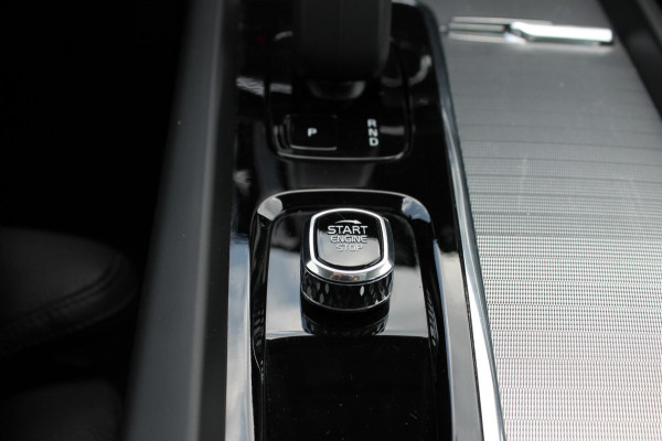 Volvo XC60 T6 350PK Plug-in hybrid AWD Plus Dark Long Range / Semi elektrisch wegklapbare trekhaak / Lederen bekleding / Panoramisch schuif-kanteldak
