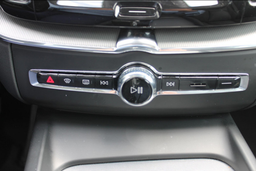 Volvo XC60 T6 350PK Plug-in hybrid AWD Plus Dark Long Range / Semi elektrisch wegklapbare trekhaak / Lederen bekleding / Panoramisch schuif-kanteldak