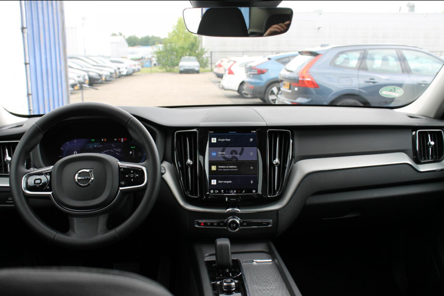 Volvo XC60 T6 350PK Plug-in hybrid AWD Plus Dark Long Range / Semi elektrisch wegklapbare trekhaak / Lederen bekleding / Panoramisch schuif-kanteldak