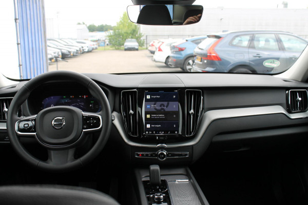 Volvo XC60 T6 350PK Plug-in hybrid AWD Plus Dark Long Range / Semi elektrisch wegklapbare trekhaak / Lederen bekleding / Panoramisch schuif-kanteldak