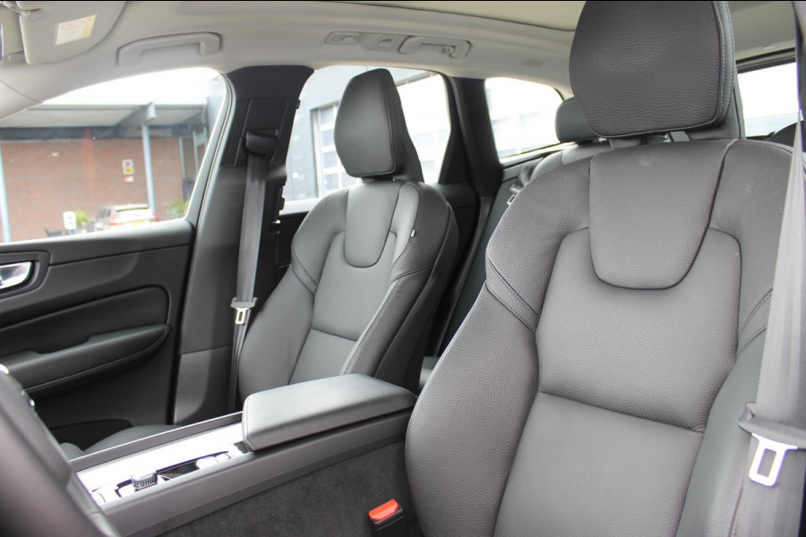 Volvo XC60 T6 350PK Plug-in hybrid AWD Plus Dark Long Range / Semi elektrisch wegklapbare trekhaak / Lederen bekleding / Panoramisch schuif-kanteldak