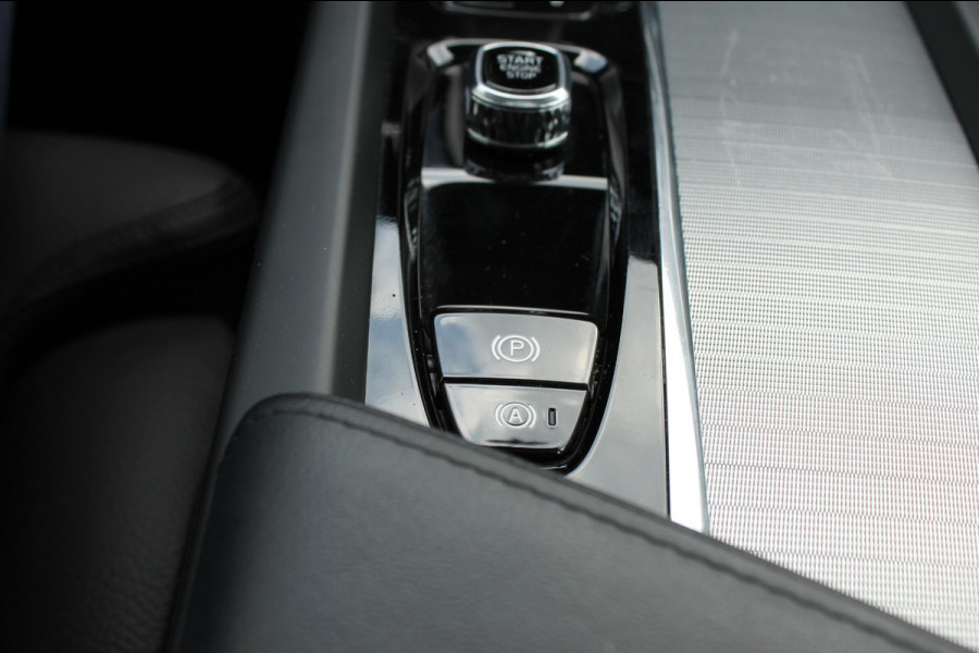 Volvo XC60 T6 350PK Plug-in hybrid AWD Plus Dark Long Range / Semi elektrisch wegklapbare trekhaak / Lederen bekleding / Panoramisch schuif-kanteldak