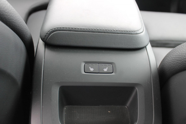 Volvo XC60 T6 350PK Plug-in hybrid AWD Plus Dark Long Range / Semi elektrisch wegklapbare trekhaak / Lederen bekleding / Panoramisch schuif-kanteldak