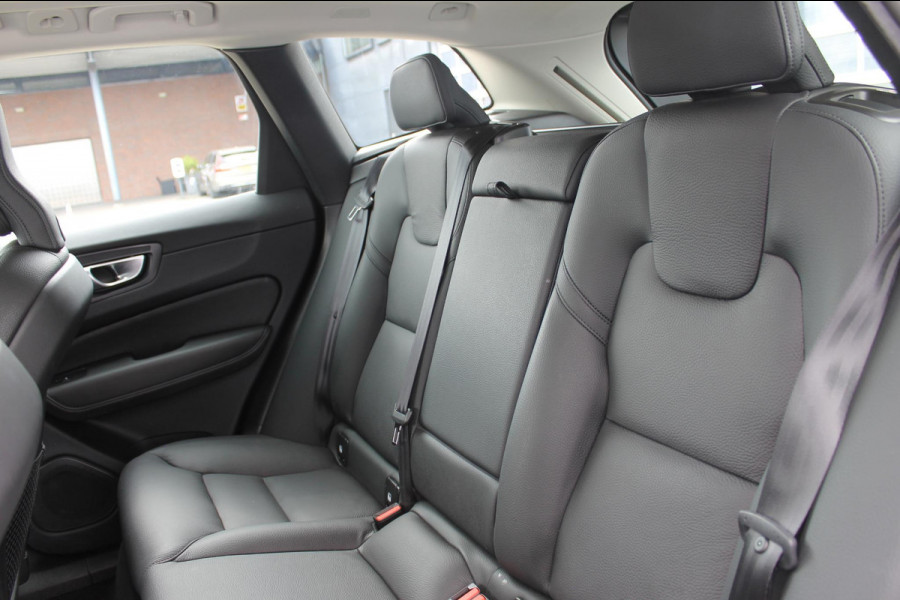 Volvo XC60 T6 350PK Plug-in hybrid AWD Plus Dark Long Range / Semi elektrisch wegklapbare trekhaak / Lederen bekleding / Panoramisch schuif-kanteldak