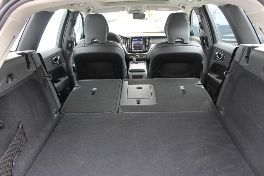 Volvo XC60 T6 350PK Plug-in hybrid AWD Plus Dark Long Range / Semi elektrisch wegklapbare trekhaak / Lederen bekleding / Panoramisch schuif-kanteldak