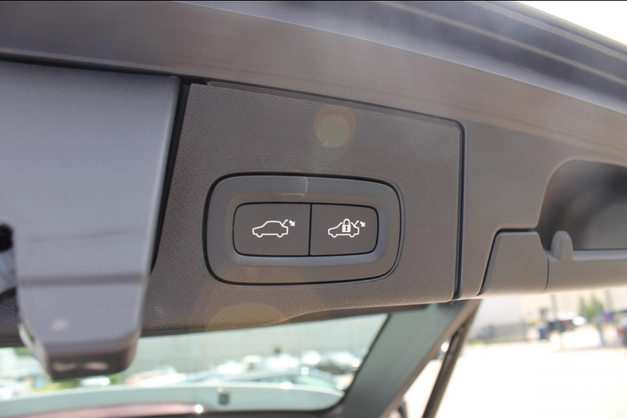 Volvo XC60 T6 350PK Plug-in hybrid AWD Plus Dark Long Range / Semi elektrisch wegklapbare trekhaak / Lederen bekleding / Panoramisch schuif-kanteldak