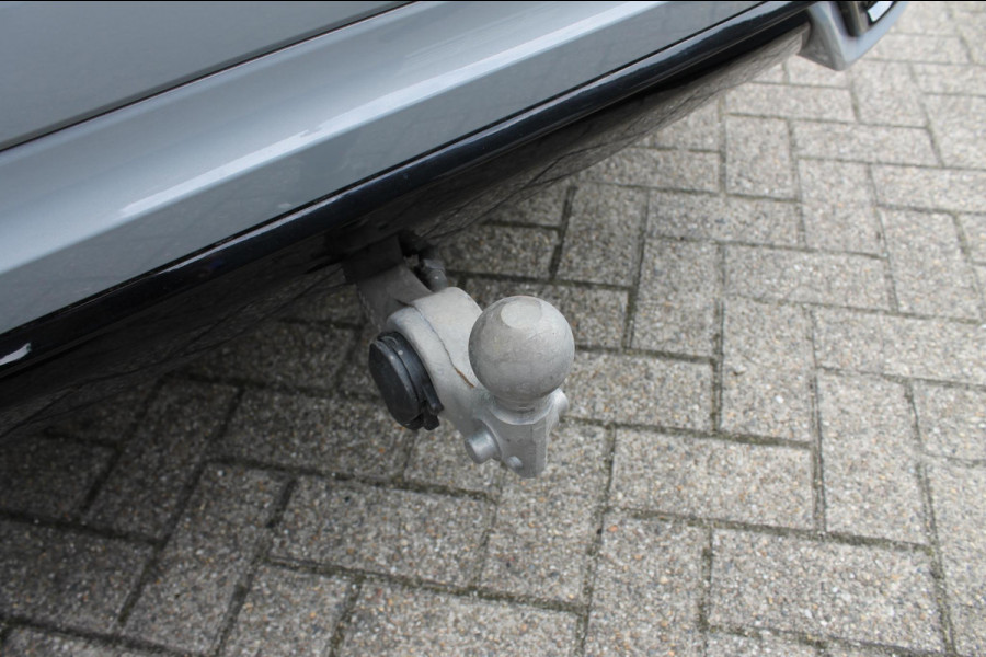 Volvo XC60 T6 350PK Plug-in hybrid AWD Plus Dark Long Range / Semi elektrisch wegklapbare trekhaak / Lederen bekleding / Panoramisch schuif-kanteldak