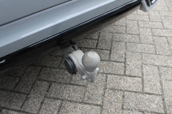 Volvo XC60 T6 350PK Plug-in hybrid AWD Plus Dark Long Range / Semi elektrisch wegklapbare trekhaak / Lederen bekleding / Panoramisch schuif-kanteldak
