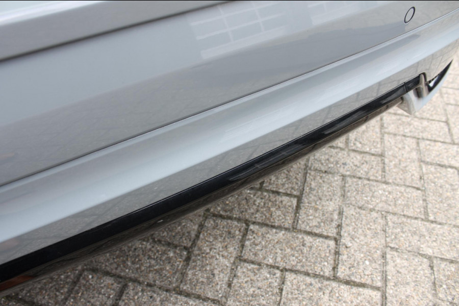 Volvo XC60 T6 350PK Plug-in hybrid AWD Plus Dark Long Range / Semi elektrisch wegklapbare trekhaak / Lederen bekleding / Panoramisch schuif-kanteldak