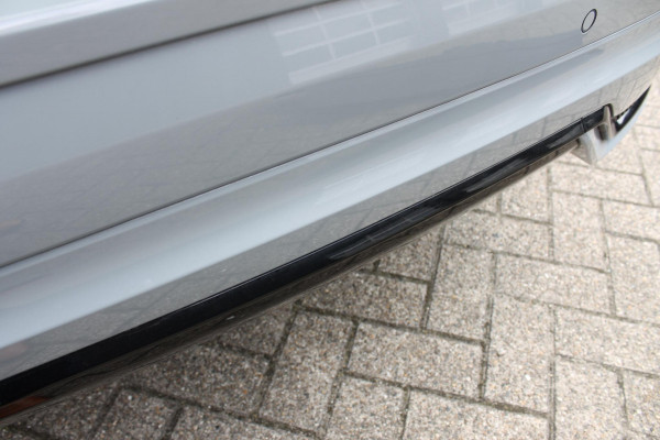 Volvo XC60 T6 350PK Plug-in hybrid AWD Plus Dark Long Range / Semi elektrisch wegklapbare trekhaak / Lederen bekleding / Panoramisch schuif-kanteldak