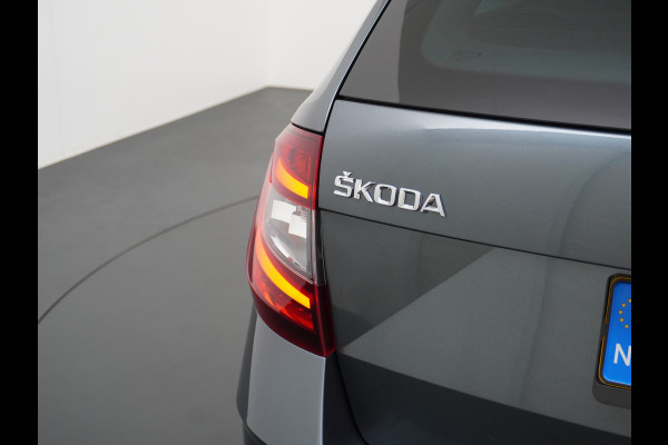 Škoda Octavia Combi T116PK Navi Ecc Canton-HiFi PDC-a+v Apple Carplay Android 17"LM StoelverwardCruise Control DABWlan Bluetooth Chroom-pack Led Keyless Regen-Lichtsensor Lmv Smartlink Greentech Business Edition Plus 1e Eigenaar Orig.NLse auto EURO6 b-label