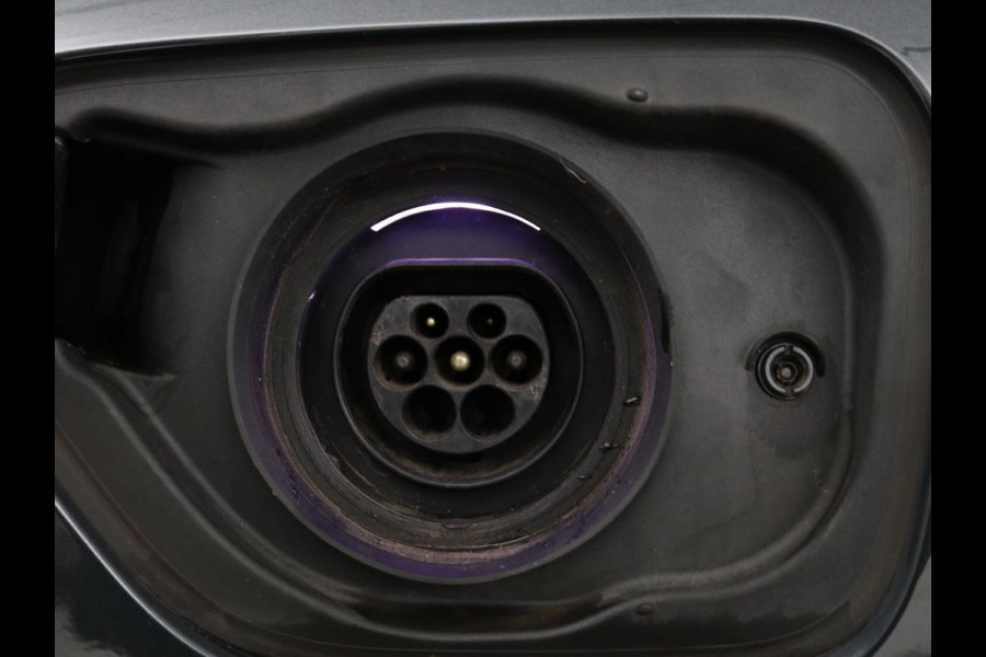 Volvo V60 2.0 T6 Twin Engine AWD R-Design | Stoelventilatie | Trekhaak | Leder | Massage | Achterbankverwarming | Camera | Adaptive cruise | Carplay | Full LED | 19'' lichtmetalen velgen