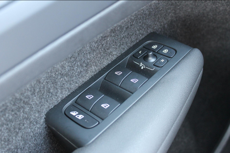Volvo XC40 Recharge 231PK Automaat 70 kWh Google infotainment / Verwarmbare voorstoelen / Verwarmbaar stuurwiel / Getinte ramen vanaf de B-stijl / Cruise control