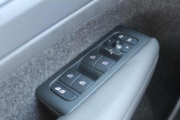 Volvo XC40 Recharge 231PK Automaat 70 kWh Google infotainment / Verwarmbare voorstoelen / Verwarmbaar stuurwiel / Getinte ramen vanaf de B-stijl / Cruise control