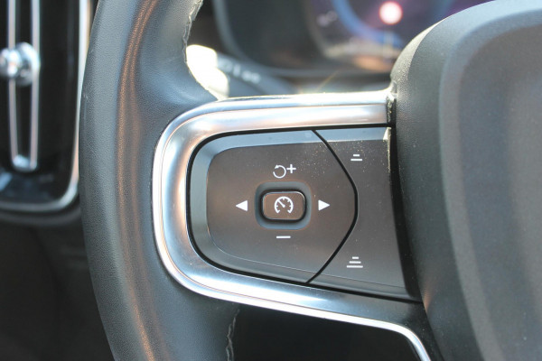 Volvo XC40 Recharge 231PK Automaat 70 kWh Google infotainment / Verwarmbare voorstoelen / Verwarmbaar stuurwiel / Getinte ramen vanaf de B-stijl / Cruise control