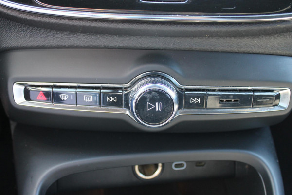 Volvo XC40 Recharge 231PK Automaat 70 kWh Google infotainment / Verwarmbare voorstoelen / Verwarmbaar stuurwiel / Getinte ramen vanaf de B-stijl / Cruise control