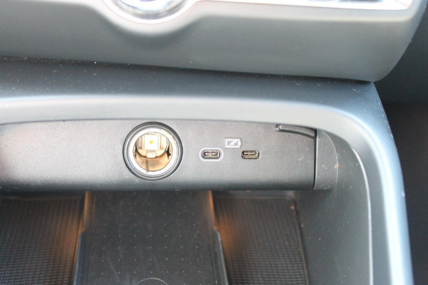 Volvo XC40 Recharge 231PK Automaat 70 kWh Google infotainment / Verwarmbare voorstoelen / Verwarmbaar stuurwiel / Getinte ramen vanaf de B-stijl / Cruise control