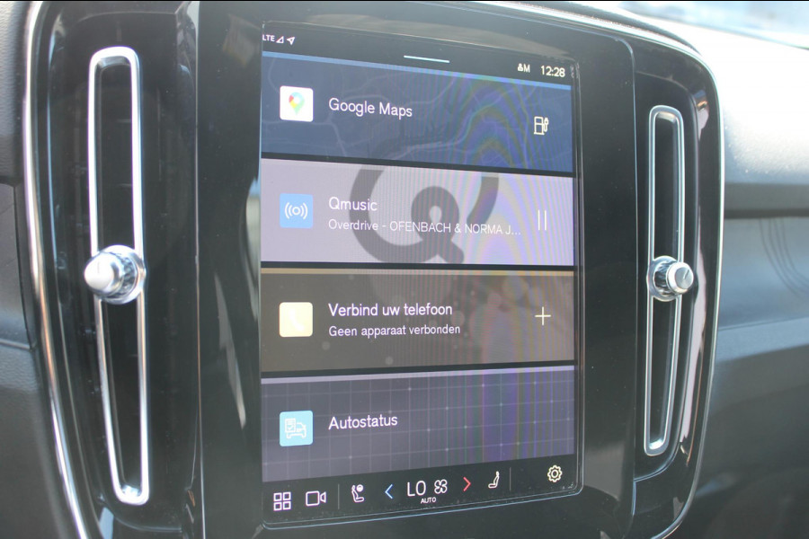 Volvo XC40 Recharge 231PK Automaat 70 kWh Google infotainment / Verwarmbare voorstoelen / Verwarmbaar stuurwiel / Getinte ramen vanaf de B-stijl / Cruise control