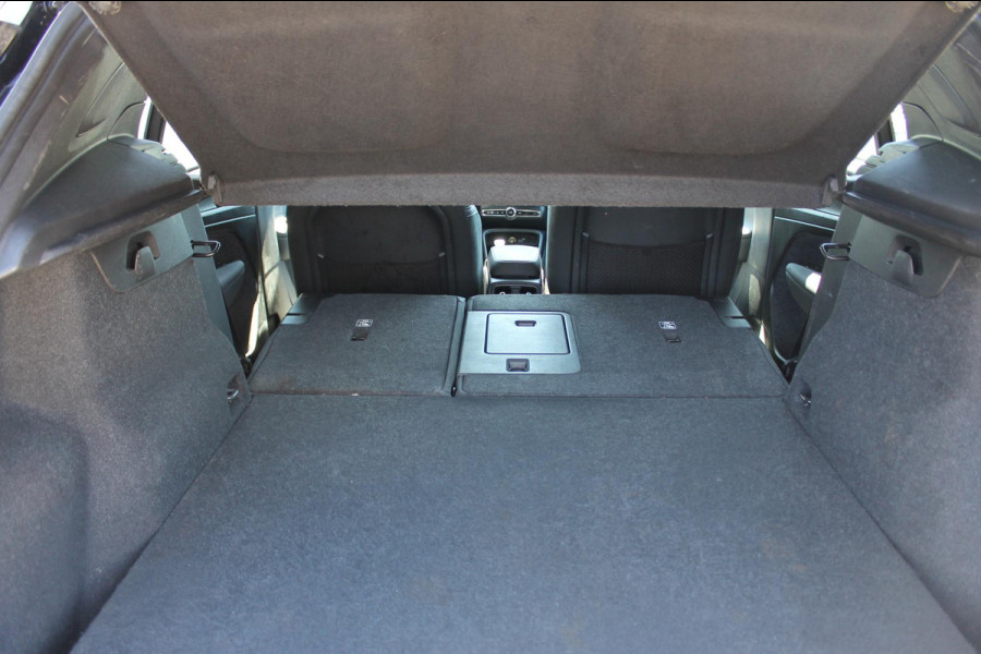 Volvo XC40 Recharge 231PK Automaat 70 kWh Google infotainment / Verwarmbare voorstoelen / Verwarmbaar stuurwiel / Getinte ramen vanaf de B-stijl / Cruise control