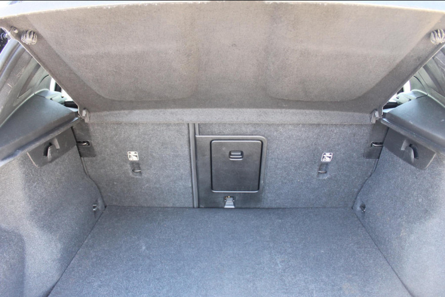 Volvo XC40 Recharge 231PK Automaat 70 kWh Google infotainment / Verwarmbare voorstoelen / Verwarmbaar stuurwiel / Getinte ramen vanaf de B-stijl / Cruise control
