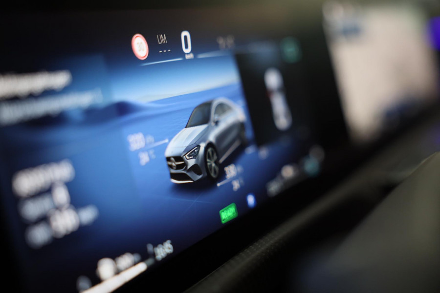 Mercedes-Benz CLA-Klasse 250 e AMG 45 Look / FACELIFT / ACC / Memory / Lane Assist / 360 Camera / Dode Hoek / Open Pano / 19 Inch