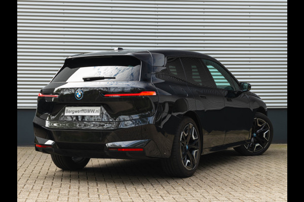 BMW iX xDrive50 - Luchtvering - Integral Active Steering - Driving Ass Prof
