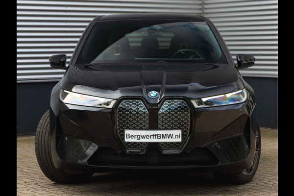 BMW iX xDrive50 - Luchtvering - Integral Active Steering - Driving Ass Prof