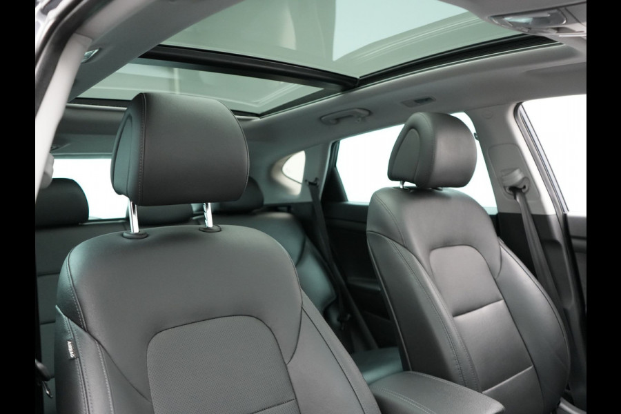 Hyundai Tucson 1.6 T-GDI Premium Automaat | Panodak | Lederen Sportstoelen Verwarmd | Trekhaak Afneembaar | Apple Carplay | Navigatie | Cruise Control | Climate Control | Camera | L.M. 19" |