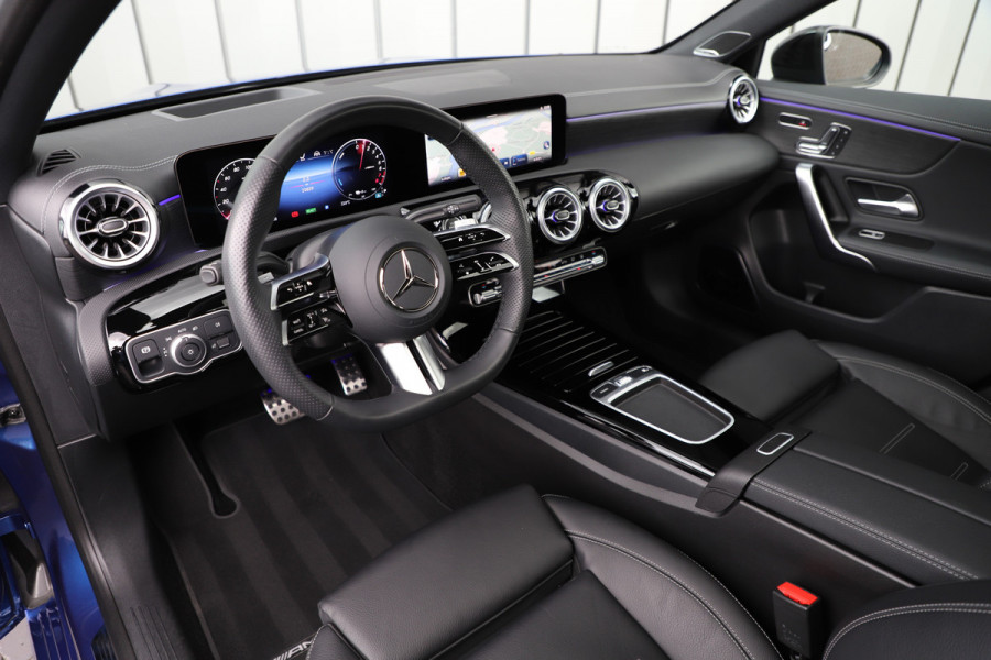 Mercedes-Benz A-Klasse 250e AMG Aut8 | 218PK | Pano | Head-up | Burmester | Memory | Sfeerverlichting | Multibeam | ACC | Stuurwielverwarming | Trekhaa Mercedes-Benz A-Klasse 250e AMG Aut8 | 218PK | Pano | Head-up | Burmester | Memory | Sfeerverlichting | Multibeam | ACC | Stuurwielverwarming | Trekhaa