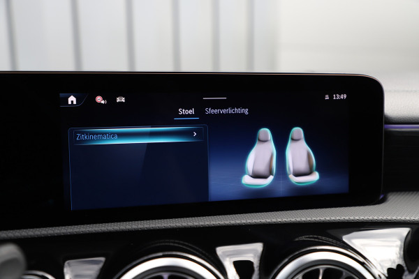 Mercedes-Benz A-Klasse 250e AMG Aut8 | 218PK | Pano | Head-up | Burmester | Memory | Sfeerverlichting | Multibeam | ACC | Stuurwielverwarming | Trekhaa Mercedes-Benz A-Klasse 250e AMG Aut8 | 218PK | Pano | Head-up | Burmester | Memory | Sfeerverlichting | Multibeam | ACC | Stuurwielverwarming | Trekhaa