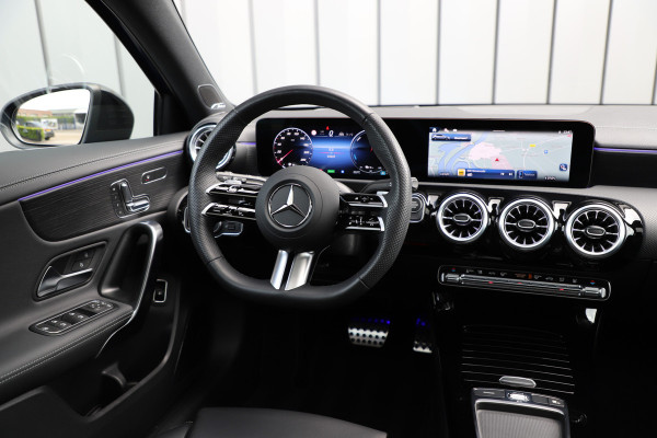 Mercedes-Benz A-Klasse 250e AMG Aut8 | 218PK | Pano | Head-up | Burmester | Memory | Sfeerverlichting | Multibeam | ACC | Stuurwielverwarming | Trekhaa Mercedes-Benz A-Klasse 250e AMG Aut8 | 218PK | Pano | Head-up | Burmester | Memory | Sfeerverlichting | Multibeam | ACC | Stuurwielverwarming | Trekhaa