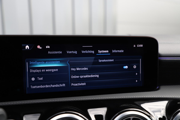 Mercedes-Benz A-Klasse 250e AMG Aut8 | 218PK | Pano | Head-up | Burmester | Memory | Sfeerverlichting | Multibeam | ACC | Stuurwielverwarming | Trekhaa Mercedes-Benz A-Klasse 250e AMG Aut8 | 218PK | Pano | Head-up | Burmester | Memory | Sfeerverlichting | Multibeam | ACC | Stuurwielverwarming | Trekhaa