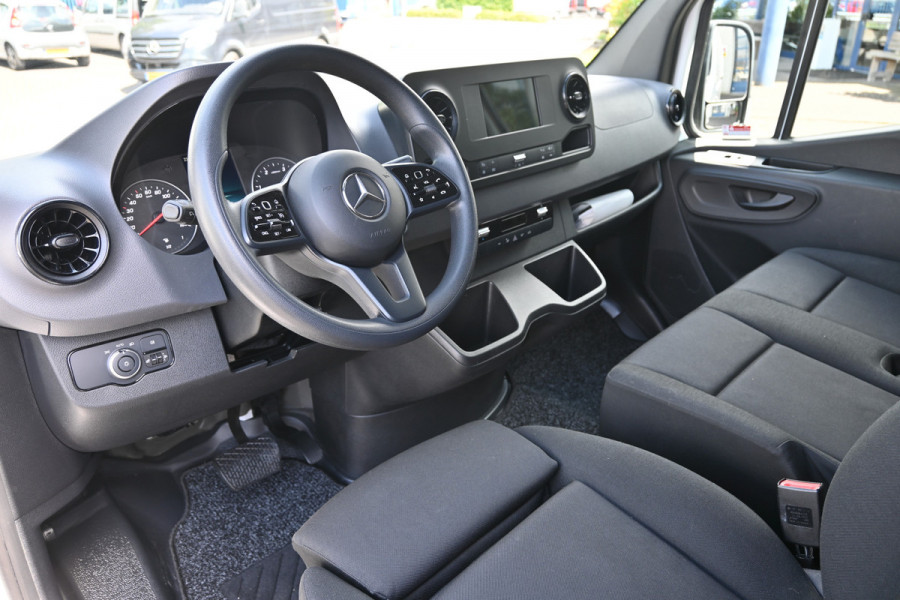 Mercedes-Benz Sprinter 317 CDI L2H2 MBUX met navigatie en camera met parkeersensoren