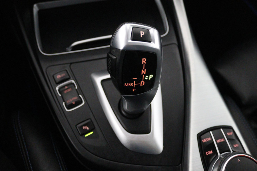 BMW 1-serie 118i High Executive M Sport AUTOMAAT (PANORAMADAK, M-PAKKET, STOELVERWARMING, LED, PARKEERSENSOREN)