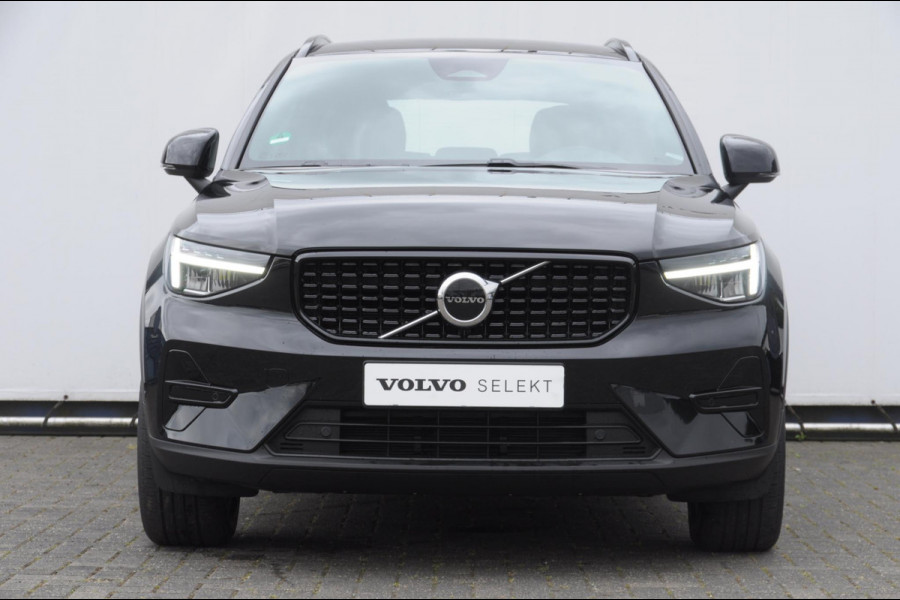 Volvo XC40 B4 211PK Automaat Plus Dark / Adaptieve cruise control / Keyless entry / Elektrische stoelen / Trekhaak / Elektrische achterklep / Stoel en stuurwielverwarming / Harman kardon audio / BLIS /