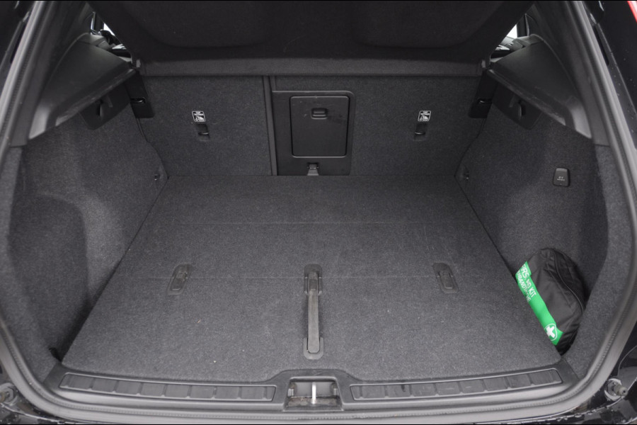Volvo XC40 B4 211PK Automaat Plus Dark / Adaptieve cruise control / Keyless entry / Elektrische stoelen / Trekhaak / Elektrische achterklep / Stoel en stuurwielverwarming / Harman kardon audio / BLIS /