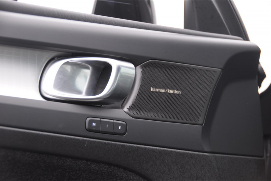 Volvo XC40 B4 211PK Automaat Plus Dark / Adaptieve cruise control / Keyless entry / Elektrische stoelen / Trekhaak / Elektrische achterklep / Stoel en stuurwielverwarming / Harman kardon audio / BLIS /