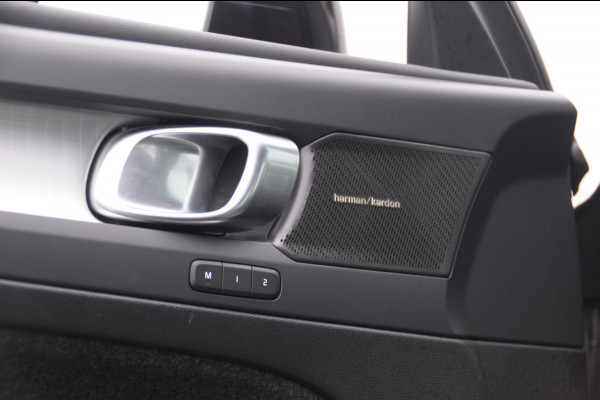 Volvo XC40 B4 211PK Automaat Plus Dark / Adaptieve cruise control / Keyless entry / Elektrische stoelen / Trekhaak / Elektrische achterklep / Stoel en stuurwielverwarming / Harman kardon audio / BLIS /